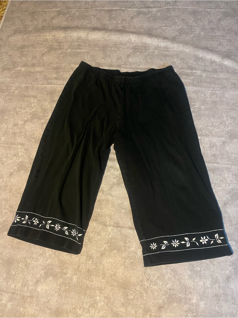 Cathy Daniels Black Capri-Style Shorts with White Floral Trim